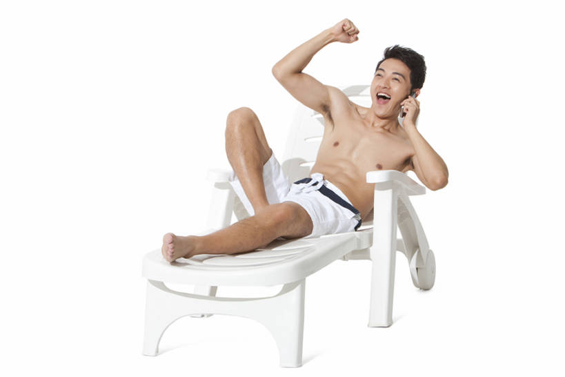 东方人,一个人,坐,打电话,微笑,横图,白色背景,正面,泳装,度假,日光浴,讨论,快乐,通讯,兴奋,手机,中国,亚洲,泳裤,欢呼,庆祝,刺激,夏天,便利,享乐,愉悦,智能手机,东亚,无线电技术,年轻男性,亚洲人,中国人,年轻人,休闲椅,彩图,全身,影棚拍摄,一见钟情,bj175