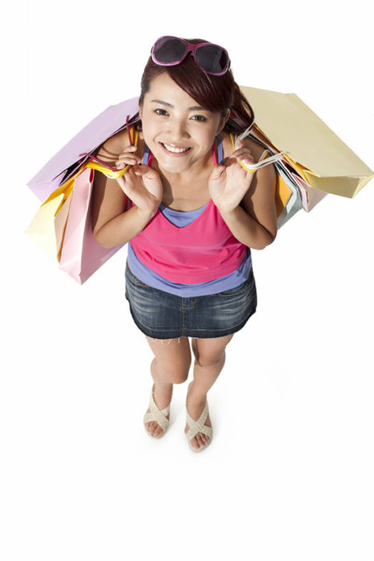 东方人,一个人,微笑,竖图,白色背景,正面,快乐,消费,中国,亚洲,购物袋,注视,休闲装,夏天,观察,看,零售,观看,察看,享乐,愉悦,关注,东亚,年轻女性,亚洲人,中国人,年轻人,彩图,全身,影棚拍摄,购物狂,bj175
