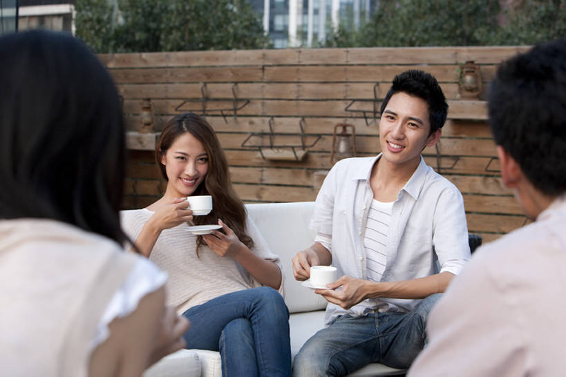 东方人,成年人,四个人,酒吧,坐,举,笑,微笑,露齿笑,横图,室外,白天,正面,衬衫,聚会,快乐,满意,通讯,友谊,幸福,沙发,北京,中国,喝,连接,服装,木制,院子,聚餐,咖啡杯,首都,联系,二郎腿,杯,拿着,牛仔裤,休闲装,饮食,刺激,饮料,衣服,茶碟,托,休息,放松,摄影,服饰,生活方式,享乐,衣着,穿着,东亚,陪同,衣饰,陪伴,无忧无虑,男人,男性,年轻男性,年轻女性,女人,女性,亚洲人,中国人,年轻人,休闲活动,举起,举手,举着,说话,向上举,向上伸,向上托,半身,彩图,欢乐,咖啡馆,伴随,bj175