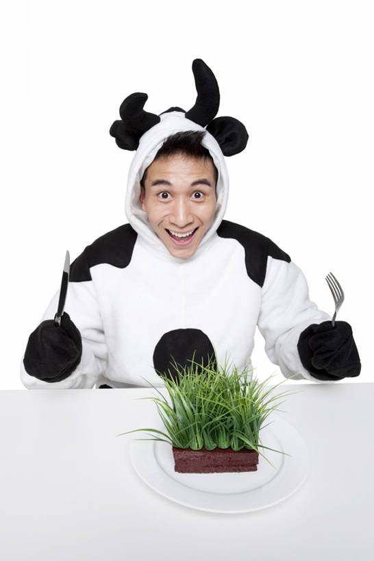 东方人,脸,头,脸颊,一个人,坐,笑,吃,微笑,露齿笑,竖图,室内,白色背景,正面,民族服装,快乐,满意,兴奋,幸福,餐桌,桌子,牛,北京,中国,亚洲,仅一个男性,仅一个人,花纹,服装,叉,生食,食品,乳牛,古典,拿着,注视,文化,传统,饮食,肩膀,草,仅一个年轻男性,衣服,白色,动物,盘子,刀,观察,看,张嘴,表情,家畜,摄影,服饰,牲畜,观看,幽默,古装,察看,关注,清新,斑纹,肖像,张大嘴巴,饥饿,东亚,健康食物,韵味,喂养,男人,男性,年轻男性,亚洲人,中国人,年轻人,头部,脸部,脸蛋,面部,张开嘴,奶牛,彩图,影棚拍摄,传统服装,民俗服,装扮,欢乐,饿,荷斯坦牛,bj175