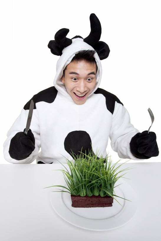 东方人,脸,头,脸颊,一个人,坐,笑,吃,微笑,露齿笑,竖图,室内,白色背景,正面,民族服装,快乐,满意,欣喜若狂,兴奋,幸福,餐桌,桌子,牛,北京,中国,亚洲,仅一个男性,仅一个人,花纹,服装,叉,生食,食品,乳牛,古典,拿着,文化,传统,饮食,肩膀,草,仅一个年轻男性,衣服,白色,动物,盘子,刀,张嘴,表情,家畜,摄影,服饰,牲畜,幽默,古装,清新,斑纹,张大嘴巴,饥饿,东亚,健康食物,韵味,喂养,男人,男性,年轻男性,亚洲人,中国人,年轻人,头部,脸部,脸蛋,面部,张开嘴,奶牛,彩图,影棚拍摄,传统服装,民俗服,装扮,欢乐,饿,荷斯坦牛,bj175