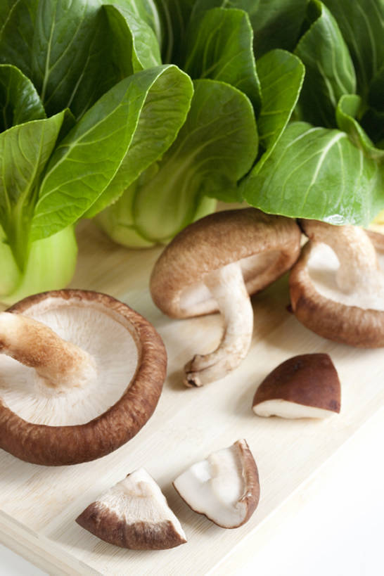 无人,竖图,俯视,室内,特写,蔬菜,中国,亚洲,木制,材料,青菜,生食,食品,案板,切块,饮食,绿色,食用菌,摄影,清新,东亚,健康食物,彩图,高角度拍摄,影棚拍摄,bj175