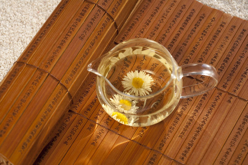 无人,横图,俯视,茶,静物,沙子,茶道,饮食,饮料,茶壶,花茶,汉字,摄影,竹简,中国文化,菊花茶,热饮,东亚文化,彩图,高角度拍摄,影棚拍摄,bj175