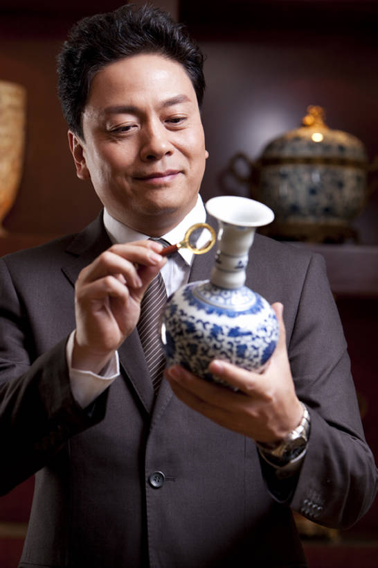 东方人,成年人,中年人,老年人,一个人,站,微笑,竖图,室内,正面,商务,奢侈,满意,信心,技术,花瓶,北京,中国,亚洲,仅一个男性,仅一个人,仅一个中年男性,套装,检查,艺术,分析,材料,放大镜,豪华,拿着,娱乐,商贩,会所,蓝色,白色,思考,财富,俱乐部,摄影,生活方式,古董,技巧,华丽,权威,专心,享乐,中国文化,华贵,手艺,东亚,欧洲文化,富丽,华美,技能,技艺,判断,老年男性,男人,男性,中年男性,亚洲人,中国人,商人,半身,彩图,妙技,传统文化,本领,华侈,奢华,头等舱,上层阶级,社交,bj175