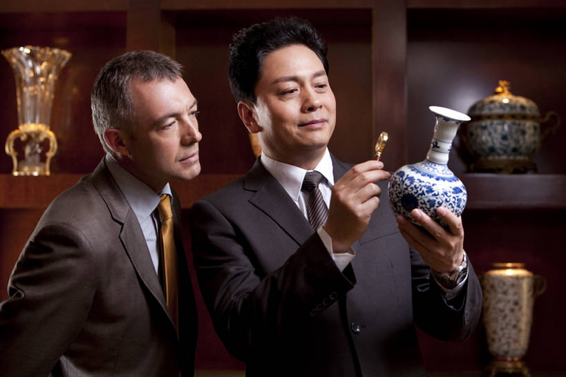 东方人,西方人,成年人,中年人,老年人,两个人,商务人士,商务男性,站,微笑,横图,室内,正面,衬衫,商务,奢侈,满意,信心,技术,花瓶,北京,欧洲,中国,欧洲人,亚洲,套装,检查,艺术,分析,材料,瓷器,放大镜,豪华,拿着,娱乐,商贩,会所,蓝色,白色,思考,想,财富,俱乐部,摄影,生活方式,古董,技巧,华丽,权威,专心,享乐,中国文化,华贵,出示,手艺,商务装,工薪阶层,东亚,欧洲文化,富丽,华美,技能,技艺,判断,老年男性,男人,男性,白种人,亚洲人,中国人,白领,商人,上班族,半身,彩图,衬衣,妙技,传统文化,本领,华侈,奢华,头等舱,上层阶级,白色人种,社交,好奇心,bj175