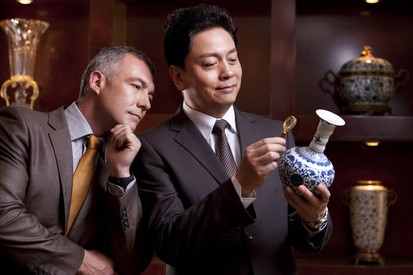 东方人,西方人,成年人,中年人,老年人,两个人,商务人士,商务男性,站,微笑,横图,室内,正面,衬衫,商务,奢侈,满意,信心,技术,花瓶,北京,欧洲,中国,欧洲人,亚洲,撑,套装,检查,艺术,分析,材料,放大镜,豪华,拿着,托腮,娱乐,商贩,会所,蓝色,白色,托,思考,想,财富,俱乐部,摄影,生活方式,古董,技巧,华丽,权威,专心,享乐,中国文化,托下巴,华贵,出示,手艺,商务装,工薪阶层,东亚,欧洲文化,富丽,华美,技能,技艺,判断,老年男性,男人,男性,白种人,亚洲人,中国人,白领,商人,上班族,半身,彩图,衬衣,妙技,传统文化,本领,华侈,奢华,头等舱,上层阶级,白色人种,社交,好奇心,bj175