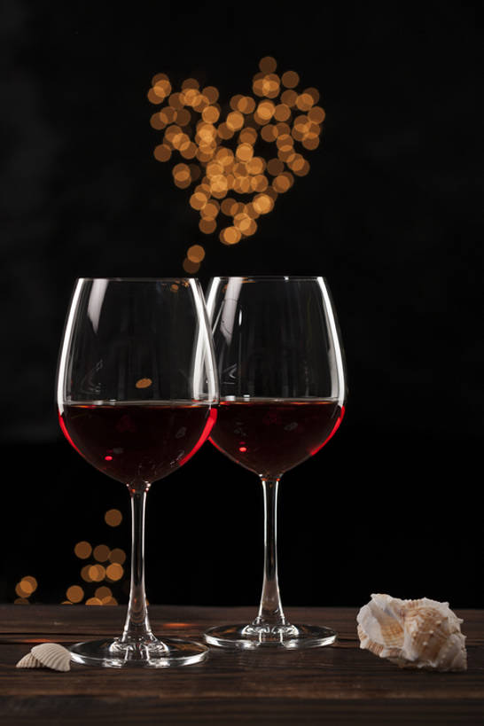葡萄酒,无人,竖图,夜晚,静物,北京,亚洲,黑色背景,透明,发光,光线,食品,海螺,光芒,酒类,饮品,浪漫,饮食,酒,食物,饮料,红葡萄酒,约会,摄影,照亮,葡萄酒杯,可口,华贵,东亚,适口,心型,玻璃杯,彩图,爱,bj175