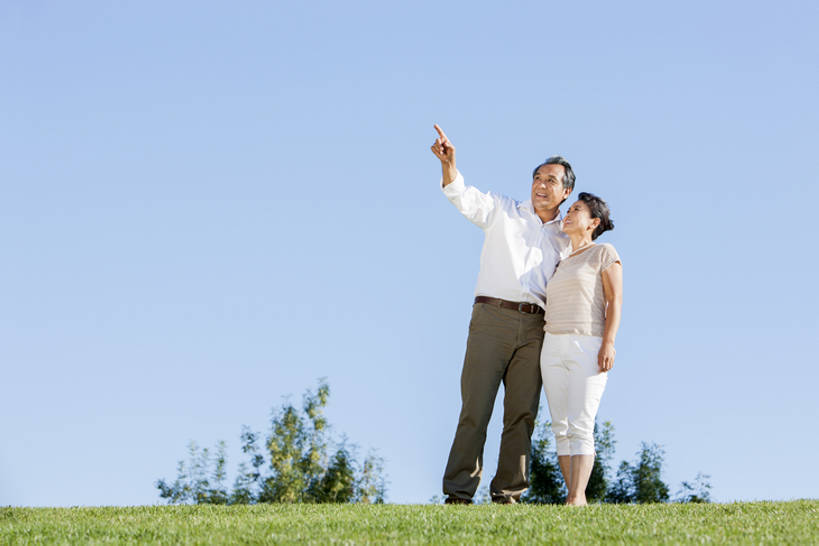 东方人,成年人,中年人,老年人,头发,两个人,丈夫,妻子,笑,微笑,露齿笑,横图,室外,白天,留白,侧面,旅游,度假,快乐,满意,幸福,草地,草原,草坪,美景,北京,中国,亚洲,指,并排,景观,田地,浪漫,注视,指点,休闲装,方向,娱乐,草,树,蓝色,绿色,风景,天空,自然,观察,看,享受,休闲,健康,景色,放松,乐趣,搭,摄影,生活方式,观看,协调,察看,退休,享乐,指向,搭着,关注,自然风光,婚姻,东亚,陪同,万里无云,陪伴,异性恋,无忧无虑,老年男性,老年女性,男人,女人,女性,亚洲人,中国人,彩图,全身,爱,欢乐,深情,伴侣,人老心不老,林区,挨着,伴随,bj175