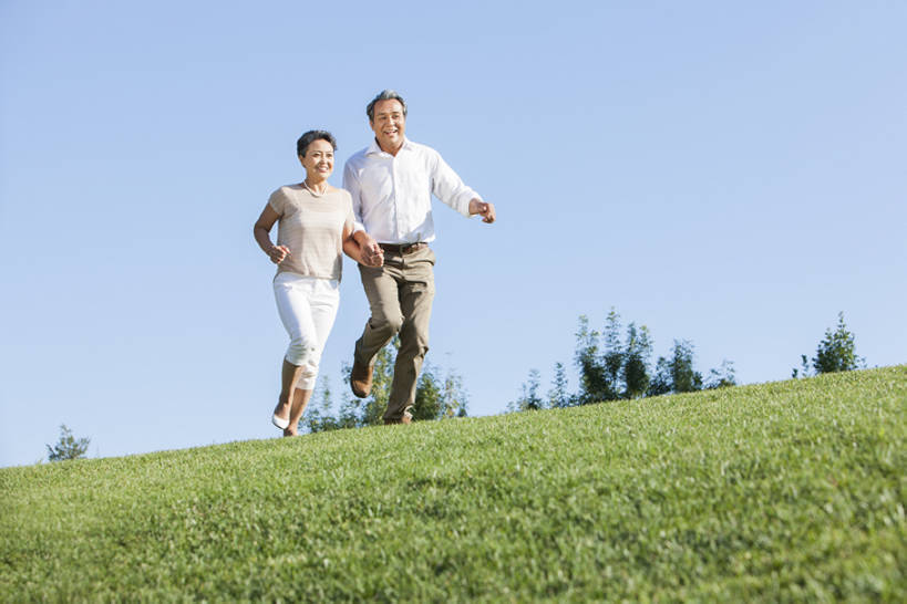 东方人,成年人,中年人,老年人,头发,两个人,丈夫,妻子,跑,笑,微笑,露齿笑,横图,室外,白天,留白,正面,锻炼,旅游,度假,快乐,满意,兴奋,幸福,运动,草地,草原,草坪,美景,北京,中国,亚洲,并排,景观,田地,浪漫,休闲装,娱乐,刺激,草,树,蓝色,绿色,风景,天空,自然,享受,休闲,健康,景色,放松,活力,乐趣,摄影,生活方式,协调,退休,享乐,自然风光,婚姻,东亚,陪同,慢跑,万里无云,陪伴,异性恋,无忧无虑,老年男性,老年女性,男人,女人,女性,亚洲人,中国人,手牵手,彩图,全身,爱,欢乐,深情,伴侣,人老心不老,林区,挨着,伴随,bj175