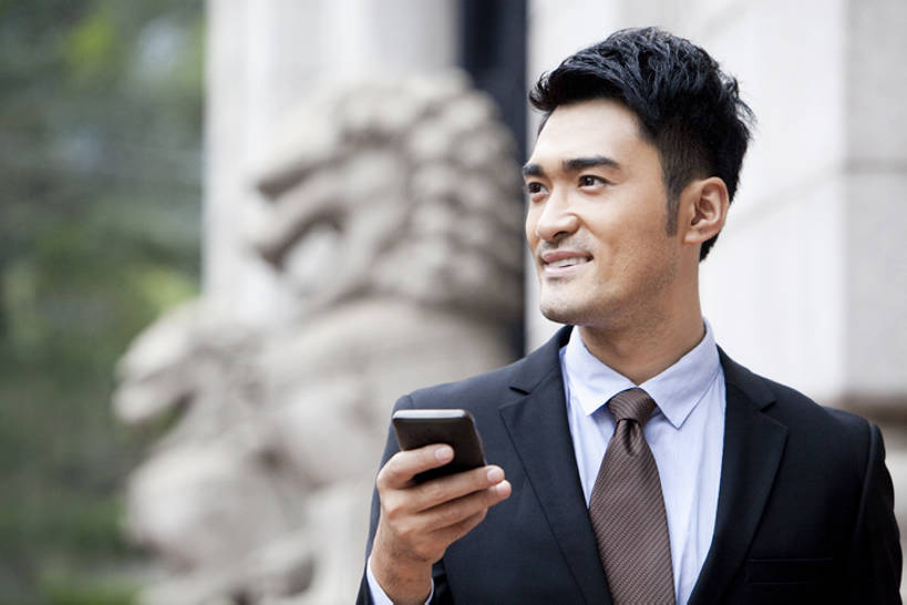 东方人,成年人,脸,头,脸颊,一个人,商务人士,商务男性,银行,笑,微笑,露齿笑,横图,室外,特写,白天,正面,衬衫,商务,快乐,通讯,幸福,骄傲,成功,信心,互联网,技术,城市,建筑,手机,雕塑,北京,香港,中国,亚洲,仅一个男性,仅一个人,套装,正装,触摸屏,领带,首都,联系,拿着,注视,肩膀,仅一个年轻男性,观察,看,职业,独立,办公大楼,个性,活力,金融,理财,投资,摄影,生活方式,经济,观看,技巧,察看,便利,享乐,成就,都市风光,关注,发短信,决心,手艺,商务装,网上银行,网上冲浪,市区,流通,贸易,工薪阶层,智能手机,渴望,东亚,中华人民共和国,北京市,京,北平,华北地区,无线电技术,技能,技艺,想法,金融区,男人,男性,年轻男性,亚洲人,中国人,年轻人,头部,脸部,脸蛋,面部,白领,上班族,彩图,衬衣,欢乐,妙技,北京CBD,北京商务中心区,中国北京大北窑,办公室职员,本领,手机银行,财会,bj175