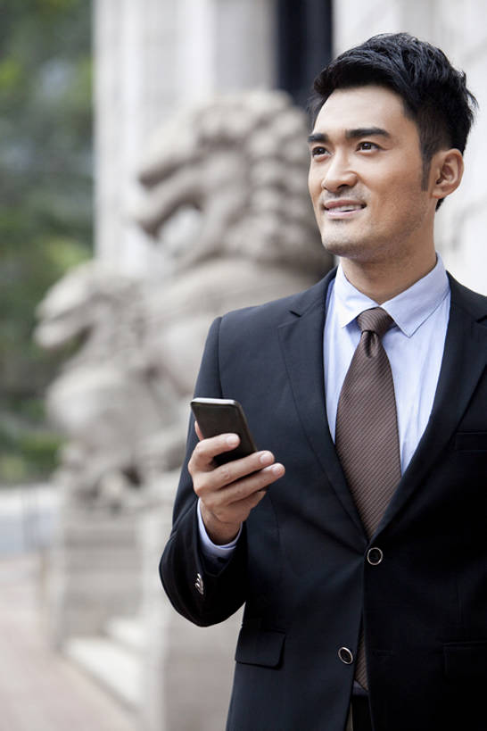 东方人,成年人,一个人,商务人士,商务男性,银行,笑,微笑,露齿笑,竖图,室外,特写,白天,正面,衬衫,商务,快乐,通讯,幸福,骄傲,成功,信心,互联网,技术,城市,建筑,手机,雕塑,北京,香港,中国,亚洲,仅一个男性,仅一个人,套装,正装,触摸屏,领带,首都,联系,拿着,注视,仅一个年轻男性,观察,看,职业,独立,办公大楼,个性,活力,金融,理财,投资,摄影,生活方式,经济,观看,技巧,察看,便利,享乐,成就,都市风光,关注,发短信,决心,手艺,商务装,网上银行,网上冲浪,市区,流通,贸易,工薪阶层,智能手机,渴望,东亚,中华人民共和国,北京市,京,北平,华北地区,无线电技术,技能,技艺,想法,金融区,男人,男性,年轻男性,亚洲人,中国人,年轻人,白领,上班族,半身,彩图,衬衣,欢乐,妙技,北京CBD,北京商务中心区,中国北京大北窑,办公室职员,本领,手机银行,财会,bj175