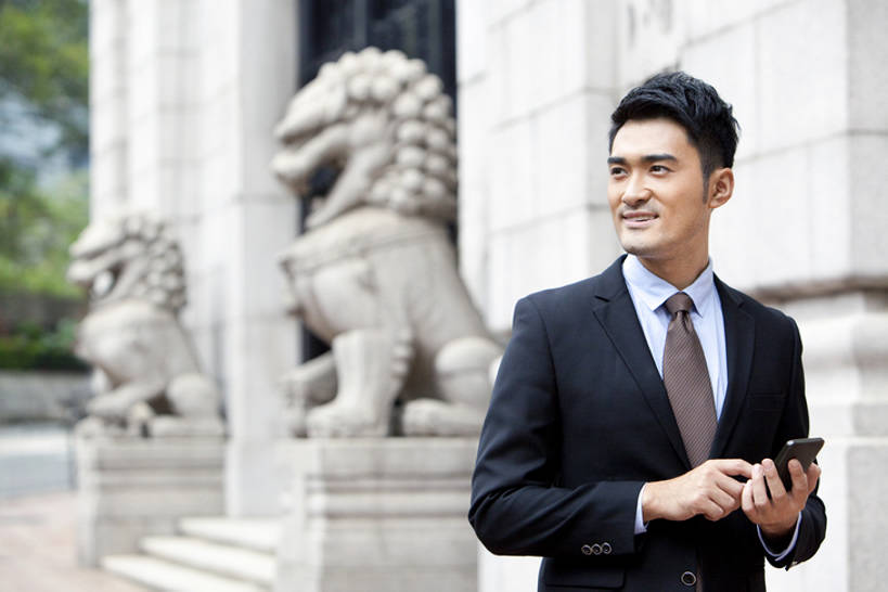 东方人,成年人,一个人,商务人士,商务男性,银行,笑,微笑,露齿笑,横图,室外,白天,正面,衬衫,商务,快乐,通讯,幸福,骄傲,成功,信心,互联网,技术,城市,建筑,手机,雕塑,北京,香港,中国,亚洲,仅一个男性,仅一个人,套装,正装,触摸屏,领带,首都,联系,拿着,注视,仅一个年轻男性,观察,看,职业,独立,办公大楼,个性,活力,金融,理财,投资,摄影,生活方式,经济,观看,技巧,察看,便利,享乐,成就,都市风光,关注,发短信,决心,肖像,手艺,商务装,网上银行,网上冲浪,市区,流通,贸易,工薪阶层,智能手机,渴望,东亚,中华人民共和国,北京市,京,北平,华北地区,无线电技术,技能,技艺,想法,金融区,男人,男性,年轻男性,亚洲人,中国人,年轻人,白领,上班族,触摸,半身,彩图,衬衣,欢乐,妙技,北京CBD,北京商务中心区,中国北京大北窑,办公室职员,本领,手机银行,财会,bj175