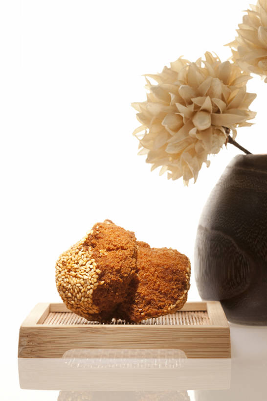 点心,无人,竖图,特写,留白,白色背景,早餐,静物,花瓶,北京,中国,亚洲,反射,面粉,美味,食品,饮品,餐盘,小吃,主食,饮食,装饰品,花,食物,饮料,插花,甜食,诱惑,摄影,有机食品,创造力,高雅,风格,简单,膳食,可口,中国文化,东亚,东亚文化,健康食物,式样,适口,想法,彩图,传统文化,开口笑,bj175