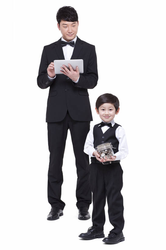 东方人,儿童,成年人,中年人,两个人,家庭,父亲,女儿,儿子,花园,站,微笑,竖图,留白,白色背景,正面,快乐,幸福,纯洁,成功,电脑,笔记本电脑,花圃,北京,中国,亚洲,连接,套装,正装,计算,网络,领结,拿着,注视,通讯设备,小孩,观察,看,站着,温暖,温馨,父子,一家人,可爱,童年,童趣,储蓄,财富,投资,摄影,影棚,生长,生活方式,观看,马甲,礼节,和睦,察看,无线,高雅,贵族,存钱罐,成就,关爱,关注,摄影棚,亲情,预算,通信设备,无线网络,无线上网,便携式电脑,童真,平板电脑,婚姻,东亚,烂漫,无邪,发展,陪同,无线电技术,陪伴,天真,手提电脑,男孩,男人,男性,中年男性,亚洲人,中国人,孩子,小花园,站立,彩图,全身,影棚拍摄,拍摄,融洽,男生,上层阶级,伴随,bj175