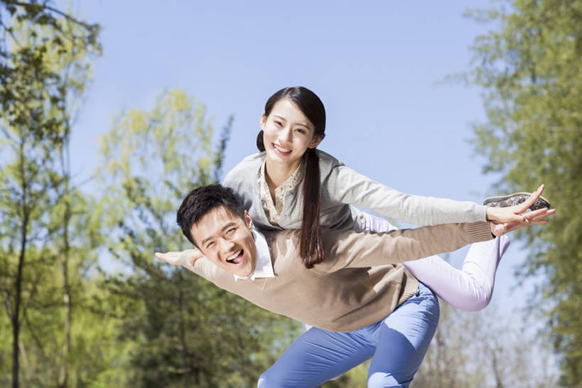 东方人,成年人,两个人,夫妻,公园,笑,微笑,露齿笑,横图,室外,白天,侧面,毛衣,爱情,游戏,快乐,兴奋,友谊,幸福,复古,北京,中国,亚洲,弯腰,裤子,半空,古典,浪漫,玩,注视,休闲装,娱乐,飞,校园,刺激,树,观察,看,休闲,温暖,温馨,恩爱,活力,约会,恋人,摄影,生活方式,观看,活动,怀旧,和睦,察看,发泄,关注,消遣,智力,东亚,陪同,宣泄,陪伴,异性恋,无忧无虑,男人,男性,年轻男性,年轻女性,女人,女性,亚洲人,中国人,年轻人,夫妇,情侣,休闲活动,玩耍,嬉戏,张开手臂,彩图,伴侣,融洽,挨着,摆拍,伴随,bj175