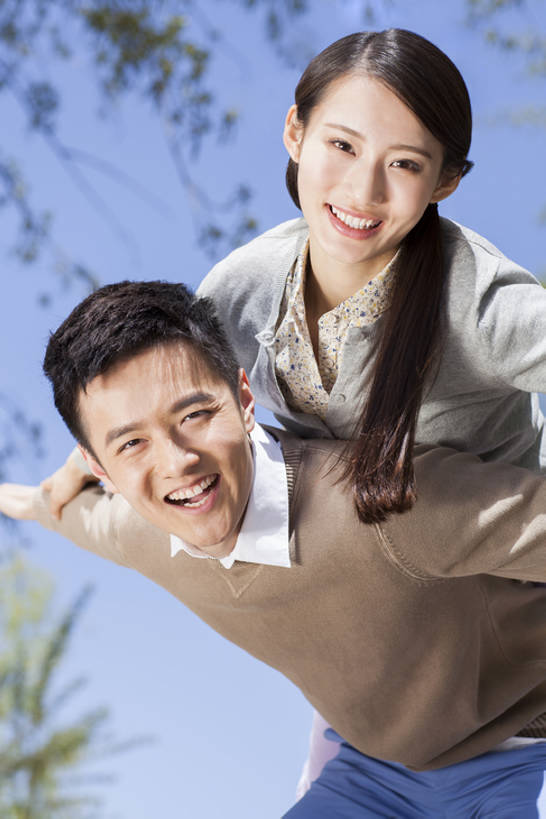 东方人,成年人,两个人,夫妻,公园,笑,微笑,露齿笑,竖图,室外,特写,白天,正面,毛衣,爱情,游戏,快乐,兴奋,友谊,幸福,复古,北京,中国,亚洲,弯腰,裤子,半空,古典,浪漫,玩,注视,休闲装,娱乐,飞,校园,刺激,树,观察,看,休闲,温暖,温馨,恩爱,活力,约会,恋人,摄影,生活方式,观看,活动,怀旧,和睦,察看,发泄,关注,消遣,智力,东亚,陪同,宣泄,陪伴,异性恋,无忧无虑,男人,男性,年轻男性,年轻女性,女人,女性,亚洲人,中国人,年轻人,夫妇,情侣,休闲活动,玩耍,嬉戏,张开手臂,半身,彩图,伴侣,融洽,挨着,摆拍,伴随,bj175