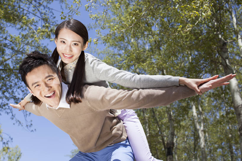 东方人,成年人,两个人,夫妻,公园,笑,微笑,露齿笑,横图,室外,特写,白天,正面,毛衣,爱情,游戏,快乐,兴奋,友谊,幸福,复古,北京,中国,亚洲,弯腰,裤子,半空,古典,浪漫,玩,注视,休闲装,娱乐,飞,校园,刺激,树,观察,看,休闲,温暖,温馨,恩爱,活力,约会,恋人,摄影,生活方式,观看,活动,怀旧,和睦,察看,发泄,关注,消遣,智力,东亚,陪同,宣泄,陪伴,异性恋,无忧无虑,男人,男性,年轻男性,年轻女性,女人,女性,亚洲人,中国人,年轻人,夫妇,情侣,休闲活动,玩耍,嬉戏,张开手臂,半身,彩图,伴侣,融洽,挨着,摆拍,伴随,bj175