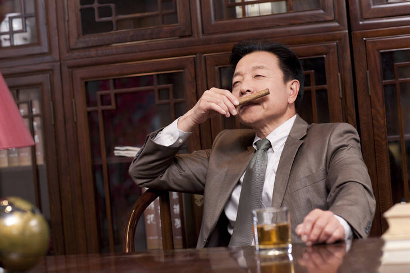 威士忌,黄酒,东方人,成年人,老年人,一个人,商务人士,商务男性,办公室,坐,微笑,横图,室内,正面,衬衫,商务,快乐,幸福,智慧,骄傲,复古,成功,信心,书房,书架,桌子,椅子,北京,中国,亚洲,仅一个男性,仅一个人,套装,正装,木制,眼镜,冰块,领带,白兰地,伏特加,酒类,古典,拿着,闻,架子,酒,饮料,仅一个老年男性,职业,休闲,雪茄,放松,财富,摄影,生活方式,珍贵,领导,高雅,享乐,风格,贵族,经理,成就,中国文化,华贵,商务装,古典风格,工薪阶层,东亚,判断,把握,老年男性,男人,男性,亚洲人,中国人,白领,上班族,书,烟草,休闲活动,半身,彩图,衬衣,尝,首席执行官,上层阶级,掌控,bj175