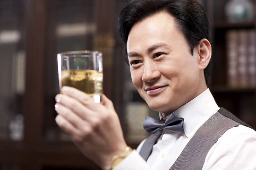 威士忌,黄酒,东方人,成年人,中年人,脸,头,脸颊,一个人,商务人士,商务男性,办公室,站,微笑,横图,室内,侧面,衬衫,商务,奢侈,快乐,满意,幸福,成功,信心,技术,书房,书架,北京,中国,亚洲,仅一个男性,仅一个人,仅一个中年男性,喝,套装,正装,领结,冰块,白兰地,伏特加,酒类,豪华,拿着,饮食,肩膀,酒,饮料,职业,休闲,放松,财富,摄影,生活方式,技巧,马甲,华丽,权威,领导,高雅,享乐,经理,企业,公司,成就,中国文化,华贵,手艺,商务装,品酒,工薪阶层,东亚,陈列柜,富丽,华美,技能,技艺,判断,把握,男人,男性,中年男性,亚洲人,中国人,头部,脸部,脸蛋,面部,白领,上班族,休闲活动,彩图,衬衣,欢乐,妙技,办公室职员,本领,华侈,奢华,尝,首席执行官,上层阶级,上流社会,感知,掌控,bj175