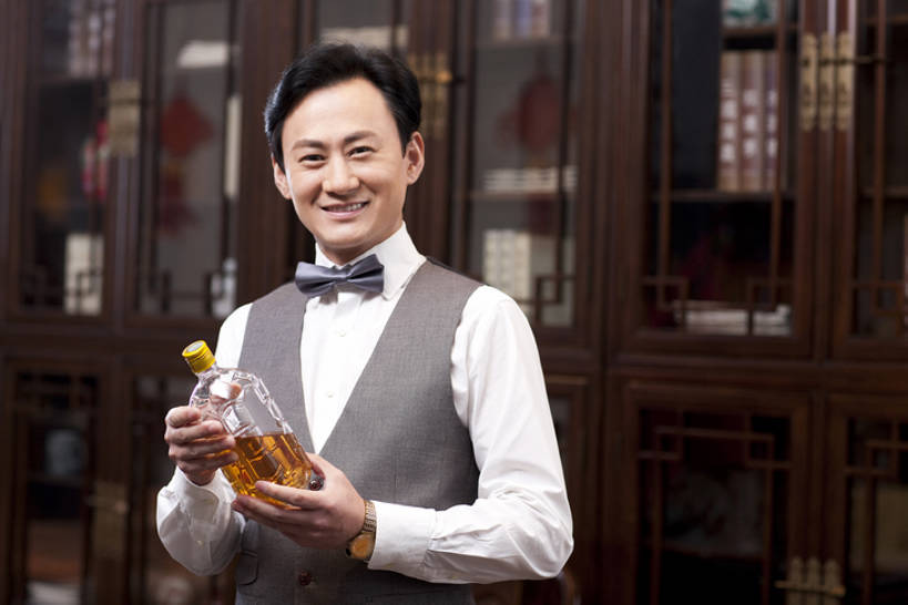 威士忌,黄酒,东方人,成年人,中年人,一个人,商务人士,商务男性,办公室,站,笑,微笑,露齿笑,横图,室内,正面,衬衫,商务,奢侈,快乐,幸福,成功,技术,家具,书房,书架,北京,中国,亚洲,仅一个男性,仅一个人,仅一个中年男性,套装,正装,领结,白兰地,伏特加,酒类,豪华,拿着,注视,饮食,架子,酒,酒瓶,饮料,观察,看,职业,休闲,放松,财富,摄影,生活方式,观看,技巧,马甲,华丽,察看,高雅,享乐,经理,企业,公司,成就,关注,中国文化,华贵,手艺,商务装,品酒,工薪阶层,东亚,陈列柜,富丽,华美,技能,技艺,判断,男人,男性,中年男性,亚洲人,中国人,白领,上班族,休闲活动,半身,彩图,衬衣,欢乐,妙技,办公室职员,本领,华侈,奢华,尝,首席执行官,上层阶级,上流社会,感知,bj175
