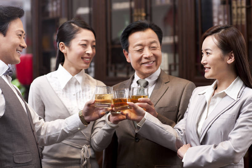 威士忌,黄酒,东方人,成年人,中年人,老年人,四个人,同事,商务人士,商务男性,商务女性,笑,微笑,露齿笑,横图,室内,正面,衬衫,聚会,商务,奢侈,快乐,通讯,幸福,成功,合作,团队,集体,信心,技术,书房,书架,北京,中国,亚洲,套装,正装,欢呼,庆祝,领结,冰块,聚餐,领带,白兰地,伏特加,酒类,豪华,拿着,娱乐,队伍,饮食,会所,酒,饮料,职业,休闲,面对面,放松,乐趣,财富,俱乐部,摄影,生活方式,技巧,马甲,华丽,领导,高雅,享乐,经理,成就,宴会,中国文化,华贵,手艺,商务装,合伙,领袖,工薪阶层,东亚,陪同,陈列柜,富丽,华美,贵宾室,技能,技艺,陪伴,判断,老年男性,男人,男性,年轻女性,女人,女性,中年男性,中年女性,亚洲人,中国人,年轻人,白领,上班族,休闲活动,说话,半身,彩图,衬衣,欢乐,妙技,办公室职员,本领,华侈,奢华,尝,首席执行官,上层阶级,上流社会,社交,挨着,伴随,bj175