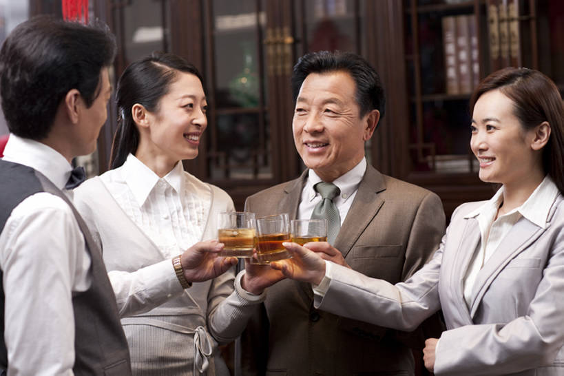 威士忌,黄酒,东方人,成年人,中年人,老年人,四个人,同事,商务人士,商务男性,商务女性,笑,微笑,露齿笑,横图,室内,正面,衬衫,聚会,商务,奢侈,快乐,通讯,幸福,成功,合作,团队,集体,信心,技术,书房,书架,北京,中国,亚洲,套装,正装,欢呼,庆祝,领结,冰块,聚餐,领带,白兰地,伏特加,酒类,豪华,拿着,娱乐,队伍,饮食,会所,酒,饮料,职业,休闲,放松,乐趣,财富,俱乐部,摄影,生活方式,技巧,马甲,华丽,领导,高雅,享乐,经理,成就,宴会,中国文化,华贵,手艺,商务装,合伙,领袖,工薪阶层,东亚,陪同,陈列柜,富丽,华美,贵宾室,技能,技艺,陪伴,判断,老年男性,男人,男性,年轻女性,女人,女性,中年男性,中年女性,亚洲人,中国人,年轻人,白领,上班族,休闲活动,说话,半身,彩图,衬衣,欢乐,妙技,办公室职员,本领,华侈,奢华,尝,首席执行官,上层阶级,上流社会,社交,挨着,伴随,bj175