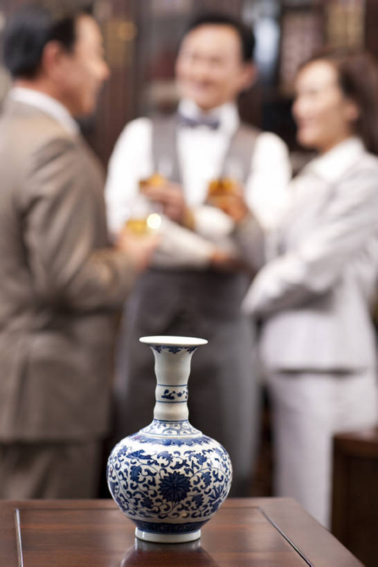 东方人,成年人,中年人,老年人,三个人,同事,商务人士,商务男性,商务女性,站,竖图,室内,侧面,衬衫,聚会,商务,奢侈,快乐,通讯,幸福,复古,成功,合作,团队,集体,信心,技术,家具,书架,桌子,花瓶,北京,中国,亚洲,套装,正装,艺术,装饰,领结,聚餐,陶瓷制品,酒类,古典,豪华,拿着,历史,娱乐,传统,队伍,饮食,会所,架子,酒,饮料,职业,休闲,放松,乐趣,财富,俱乐部,摄影,生活方式,古董,技巧,红木,青花瓷,马甲,华丽,珍贵,领导,享乐,经理,成就,宴会,中国文化,华贵,手艺,商务装,合伙,领袖,古典风格,工薪阶层,东亚,陪同,收集,富丽,华美,古代文明,贵宾室,技能,技艺,陪伴,老年男性,男人,男性,女人,女性,中年男性,中年女性,亚洲人,中国人,白领,上班族,休闲活动,说话,彩图,衬衣,欢乐,妙技,办公室职员,传统文化,本领,华侈,奢华,首席执行官,上层阶级,上流社会,社交,挨着,伴随,bj175
