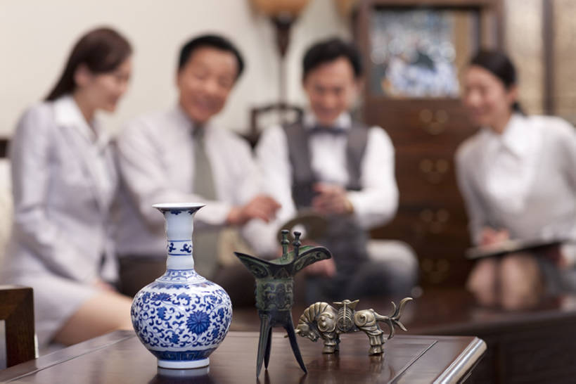 东方人,成年人,中年人,老年人,四个人,同事,商务人士,商务男性,商务女性,家,客厅,坐,笑,微笑,露齿笑,横图,室内,正面,衬衫,商务,奢侈,讨论,快乐,通讯,友谊,幸福,复古,成功,合作,团队,集体,信心,技术,桌子,马,花瓶,金属制品,北京,中国,亚洲,套装,正装,检查,艺术,分析,领结,房屋,领带,古典,豪华,杯,拿着,娱乐,商贩,传统,队伍,会所,古代,动物,职业,休闲,放松,乐趣,财富,投资,俱乐部,摄影,生活方式,古董,技巧,青花瓷,马甲,华丽,珍贵,专心,起居室,领导,铜,享乐,风格,象征,庄重,成就,中国文化,华贵,房地产,爱好,手艺,商务装,身份,合伙,领袖,古典风格,工薪阶层,东亚,陪同,收集,青铜,正式,地位,富丽,华美,古代文明,贵宾室,技能,技艺,陪伴,判断,认真,老年男性,男人,男性,年轻女性,女人,女性,中年男性,中年女性,亚洲人,中国人,年轻人,白领,商人,上班族,休闲活动,说话,彩图,衬衣,欢乐,妙技,传统文化,本领,华侈,奢华,社交,挨着,伴随,bj175