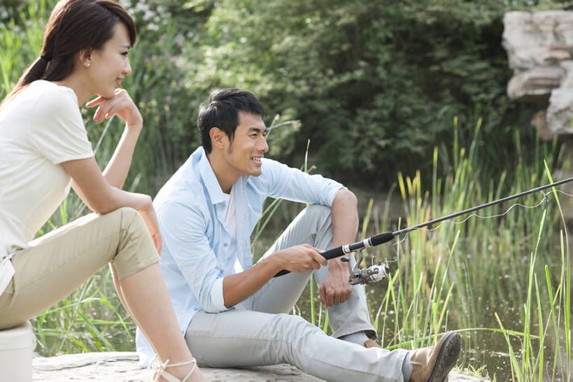 东方人,成年人,两个人,夫妻,丈夫,妻子,公园,坐,笑,微笑,露齿笑,横图,室外,白天,侧面,爱情,旅游,度假,游戏,快乐,幸福,草原,河流,美景,北京,中国,亚洲,撑,节日,池塘,河岸,景观,浪漫,玩,拿着,托腮,休闲装,娱乐,草,绿色,自然,夏天,托,享受,休闲,健康,温暖,温馨,景色,恩爱,放松,活力,乐趣,恋人,摄影,生活方式,活动,和睦,享乐,发泄,清新,消遣,智力,自然风光,托下巴,爱好,户外活动,东亚,陪同,宣泄,陪伴,异性恋,男人,男性,年轻男性,年轻女性,女人,女性,亚洲人,中国人,年轻人,夫妇,情侣,钓竿,休闲活动,玩耍,嬉戏,彩图,全身,钓鱼,欢乐,伴侣,融洽,挨着,伴随,bj175