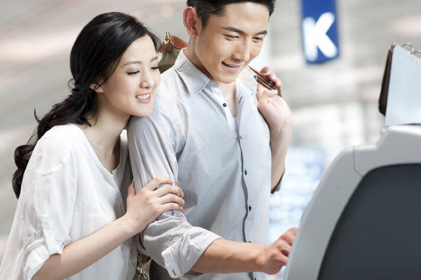 东方人,成年人,两个人,夫妻,机场,笑,微笑,露齿笑,横图,室内,白天,侧面,爱情,快乐,幸福,车站,北京,亚洲,乘客,行人,游客,游人,勾,挽,节日,公共交通,浪漫,休闲装,现代,路人,旅客,夏天,休闲,温暖,温馨,恩爱,勾着,恋人,摄影,生活方式,和睦,便利,公共设施,购买,挽着,自动化,东亚,售票机,异性恋,过客,男人,男性,年轻男性,年轻女性,女人,女性,亚洲人,中国人,年轻人,夫妇,情侣,白领,半身,彩图,旅行,伴侣,融洽,票,bj175