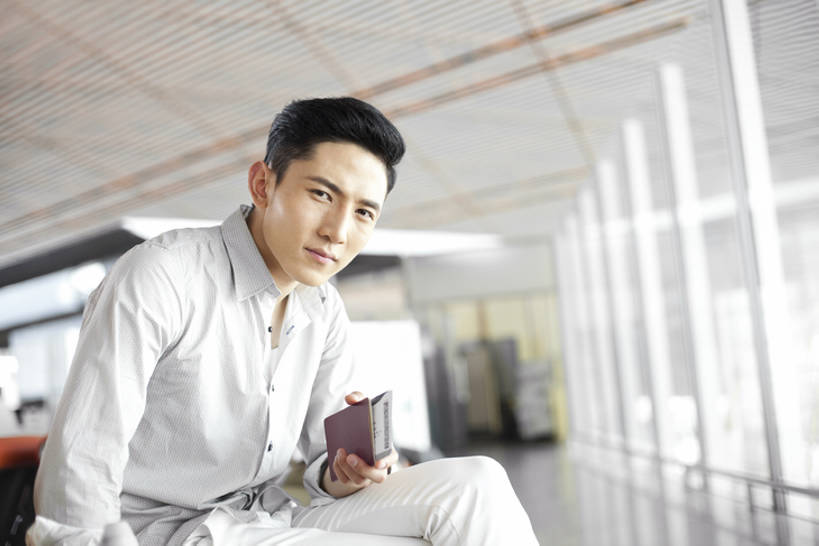 东方人,成年人,一个人,机场,坐,横图,室内,侧面,度假,旅途,城市,北京,中国,亚洲,仅一个男性,仅一个人,乘客,行人,游客,游人,节日,公共交通,交通,拿着,注视,休闲装,候机厅,现代,大厅,路人,旅客,座位,仅一个年轻男性,观察,看,休闲,运输,摄影,生活方式,观看,等待,护照,察看,公共设施,都市风光,关注,等,东亚,过客,男人,男性,年轻男性,亚洲人,中国人,年轻人,彩图,旅行,票,机票,bj175