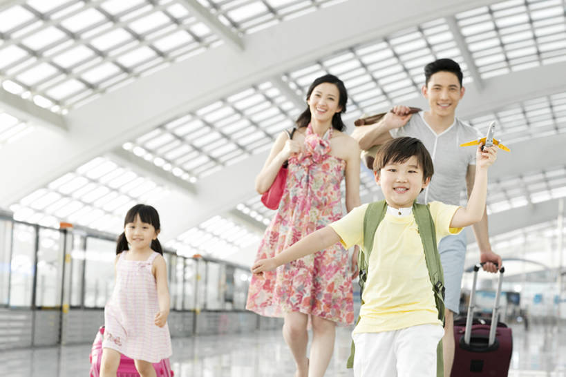 东方人,儿童,成年人,四个人,家庭,夫妻,父母,母亲,父亲,女儿,儿子,兄弟,姐妹,机场,站,跑,拉,举,笑,微笑,露齿笑,横图,室内,正面,爱情,度假,游戏,快乐,兴奋,幸福,纯洁,旅途,城市,飞机,手提箱,玩具,北京,中国,亚洲,乘客,行人,游客,游人,节日,包,拉杆箱,旅行箱,挎包,公共交通,交通,浪漫,玩,拿着,注视,休闲装,娱乐,航空,候机厅,现代,大厅,路人,旅客,刺激,小孩,背包,模型,行李,行李箱,箱子,交通工具,夏天,观察,看,站着,休闲,温暖,温馨,父子,母子,一家人,恩爱,父爱,活力,可爱,乐趣,母爱,童年,童趣,益智,运输,恋人,摄影,生活方式,观看,活动,出差,离开,和睦,察看,公共设施,客机,享乐,愉悦,都市风光,发泄,关注,消遣,智力,载具,童真,东亚,烂漫,无邪,陪同,宣泄,陪伴,过客,无忧无虑,天真,男孩,男人,男性,年轻男性,年轻女性,女孩,女人,女性,亚洲人,中国人,孩子,年轻人,夫妇,情侣,步行,玩耍,嬉戏,站立,彩图,旅行,欢乐,伴侣,融洽,男生,挨着,伴随,bj175