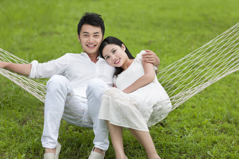 东方人,成年人,两个人,笑,微笑,露齿笑,横图,室外,正面,衬衫,爱情,旅游,度假,快乐,满意,兴奋,幸福,牧场,草地,草坪,美景,吊床,北京,中国,亚洲,连接,并排,景观,郊区,浪漫,玩,注视,休闲装,娱乐,刺激,草,绿色,白色,风景,自然,绿地,夏天,观察,看,亲昵,享受,休闲,健康,舒服,温暖,温馨,景色,恩爱,放松,活力,茂密,亲密,搭,恋人,摄影,茂盛,生活方式,观看,吊带裙,和睦,察看,舒适,享乐,愉悦,搭着,关爱,关注,清新,自然风光,肖像,户外活动,东亚,陪同,陪伴,无忧无虑,男人,男性,年轻男性,年轻女性,女人,女性,亚洲人,中国人,年轻人,情侣,休闲活动,坐着,彩图,全身,爱,欢乐,伴侣,融洽,伴随,bj175