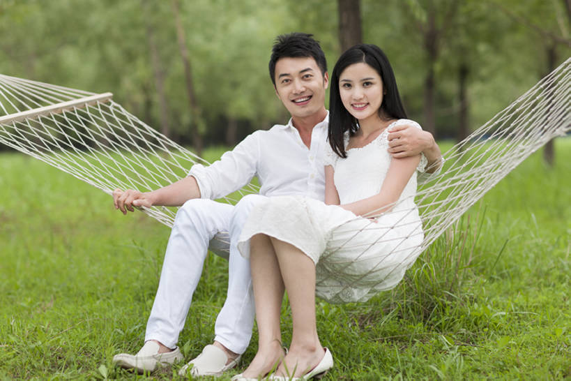 东方人,成年人,两个人,笑,微笑,露齿笑,横图,室外,正面,衬衫,爱情,旅游,度假,快乐,满意,兴奋,幸福,牧场,草地,草坪,美景,吊床,北京,中国,亚洲,连接,并排,景观,郊区,浪漫,玩,注视,休闲装,娱乐,刺激,草,树,绿色,白色,风景,自然,绿地,夏天,观察,看,亲昵,享受,休闲,健康,舒服,温暖,温馨,景色,恩爱,放松,活力,茂密,亲密,搭,恋人,摄影,茂盛,生活方式,观看,吊带裙,和睦,察看,舒适,享乐,愉悦,搭着,关爱,关注,清新,自然风光,肖像,户外活动,东亚,陪同,陪伴,无忧无虑,男人,男性,年轻男性,年轻女性,女人,女性,亚洲人,中国人,年轻人,情侣,休闲活动,坐着,彩图,全身,爱,欢乐,伴侣,融洽,伴随,bj175