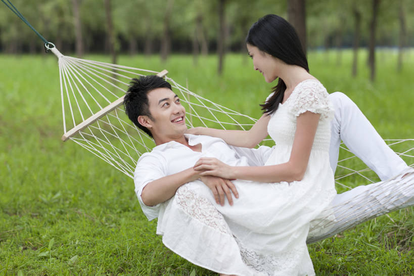 东方人,成年人,两个人,笑,微笑,露齿笑,横图,室外,侧面,衬衫,爱情,旅游,度假,快乐,满意,兴奋,幸福,牧场,草地,草坪,美景,吊床,北京,中国,亚洲,连接,景观,郊区,浪漫,玩,休闲装,娱乐,刺激,草,树,绿色,白色,风景,自然,绿地,夏天,亲昵,享受,休闲,健康,舒服,温暖,温馨,面对面,景色,恩爱,放松,活力,茂密,亲密,恋人,摄影,茂盛,生活方式,吊带裙,和睦,舒适,享乐,愉悦,关爱,清新,自然风光,户外活动,东亚,陪同,陪伴,无忧无虑,男人,男性,年轻男性,年轻女性,女人,女性,亚洲人,中国人,年轻人,情侣,休闲活动,躺着,仰卧,坐着,彩图,爱,欢乐,伴侣,融洽,伴随,bj175