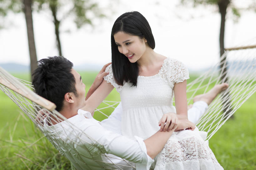 东方人,成年人,两个人,笑,微笑,露齿笑,横图,室外,侧面,衬衫,爱情,旅游,度假,快乐,满意,兴奋,幸福,牧场,草地,草坪,美景,吊床,北京,中国,亚洲,连接,景观,郊区,浪漫,玩,休闲装,娱乐,刺激,草,树,绿色,白色,风景,自然,绿地,夏天,亲昵,享受,休闲,健康,舒服,温暖,温馨,面对面,景色,恩爱,放松,活力,茂密,亲密,恋人,摄影,茂盛,生活方式,吊带裙,和睦,舒适,享乐,愉悦,关爱,清新,自然风光,户外活动,东亚,陪同,陪伴,无忧无虑,男人,男性,年轻男性,年轻女性,女人,女性,亚洲人,中国人,年轻人,情侣,休闲活动,躺着,仰卧,坐着,彩图,爱,欢乐,伴侣,融洽,伴随,bj175