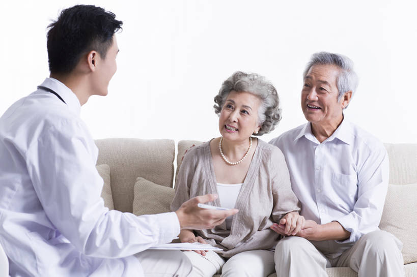东方人,成年人,老年人,头发,三个人,丈夫,妻子,医生,病人,医院,笑,微笑,露齿笑,横图,室内,留白,抠图,白色背景,正面,制服,快乐,通讯,幸福,技术,沙发,北京,中国,亚洲,握,检查,分析,办公用品,休闲装,文具,背面,白色,笔记本,学习用品,医疗用品,医护人员,医疗人员,职业,保养,面对面,亲密,服务,握着,保健,摄影,生活方式,报告,指导,技巧,支撑,写字板,文具用品,体检,医疗,疾病,享乐,关爱,手艺,医疗器械,医疗工具,东亚,实验服,陪同,责任,技能,技艺,陪伴,解决,信任,老年男性,老年女性,男人,男性,年轻男性,女人,女性,亚洲人,中国人,年轻人,情侣,大夫,手牵手,说话,坐着,彩图,影棚拍摄,欢乐,建议,妙技,病历,本领,门诊部,家庭护理,体格检查,伴随,诊疗室,bj175