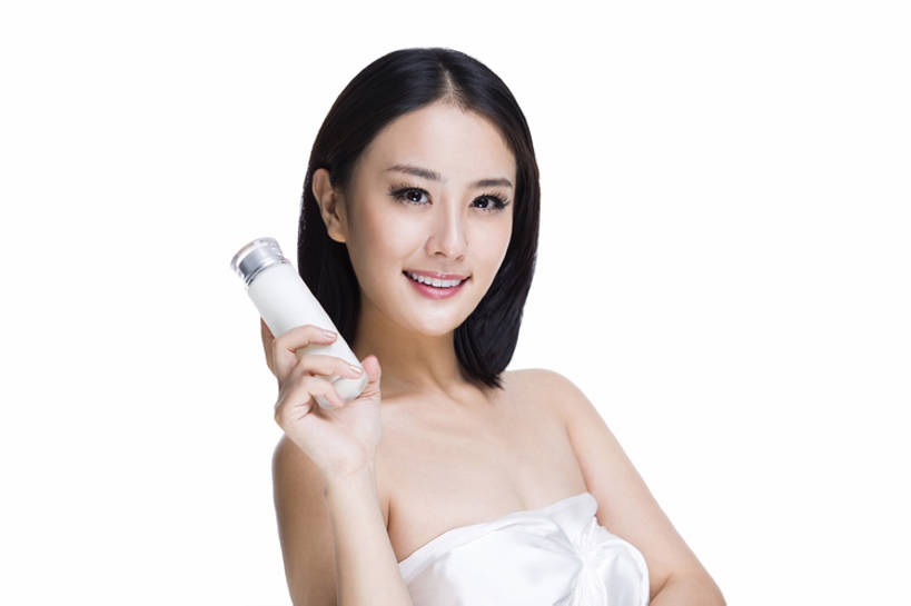 东方人,成年人,脸,头,脸颊,一个人,笑,微笑,露齿笑,横图,留白,抠图,白色背景,正面,化妆,美容,时尚,快乐,幸福,纯洁,北京,中国,亚洲,仅一个年轻女性,仅一个女性,仅一个人,握,服装,润肤露,商品,美丽,注视,休闲装,现代,肩膀,衣服,白色,化妆品,瓶子,观察,看,休闲,健康,休闲服,活力,可爱,童年,童趣,握着,摄影,服饰,观看,皮肤,光滑,察看,高雅,优美,享乐,化妆用品,关注,肖像,出示,童真,东亚,烂漫,无邪,细腻,平滑,美化,完美,天真,年轻女性,女人,女性,亚洲人,中国人,年轻人,头部,脸部,脸蛋,面部,彩图,影棚拍摄,欢乐,建议,魅力,美人,bj175