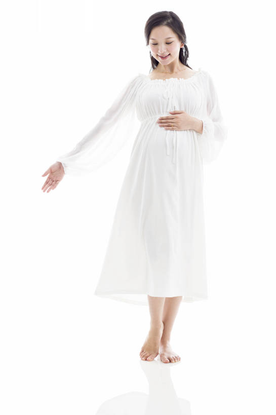 东方人,成年人,孕妇,腹部,一个人,笑,微笑,露齿笑,竖图,留白,白色背景,正面,裙子,快乐,幸福,信心,北京,中国,亚洲,仅一个年轻女性,仅一个女性,仅一个人,注视,休闲装,光脚,白色,观察,看,站着,健康,赤脚,怀孕,无辜,摄影,观看,察看,高雅,优美,享乐,待产,关注,东亚,妊娠,准妈妈,灵性,开端,年轻女性,女人,女性,亚洲人,中国人,年轻人,产妇,彩图,全身,影棚拍摄,欢乐,和蔼,bj175