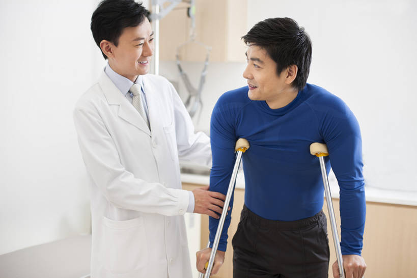 东方人,成年人,中年人,健壮,两个人,医生,病人,办公室,医院,笑,微笑,露齿笑,横图,室内,白天,正面,工作服,运动服,制服,快乐,幸福,热情,技术,北京,中国,亚洲,仅一个男性,仅一个人,仅一个中年男性,握,服装,正装,检查,器材,现代,衣服,白色,医疗用品,站着,医护人员,医疗人员,职业,面对面,平衡,亲密,服务,握着,摄影,服饰,拐杖,技巧,协助,支撑,体检,医疗,疾病,享乐,衣着,穿着,关爱,努力,手艺,骨折,医疗器械,问题,残疾,受伤,扭伤,伤残,东亚,实验服,恢复,陪同,医疗机构,可靠,工作制服,衣饰,责任,贡献,技能,技艺,陪伴,信任,男人,男性,中年男性,亚洲人,中国人,大夫,说话,彩图,工作套服,欢乐,病院,诊所,建议,妙技,运动装,本领,门诊部,物理疗法,考场,跛行,体格检查,伴随,诊疗室,bj175