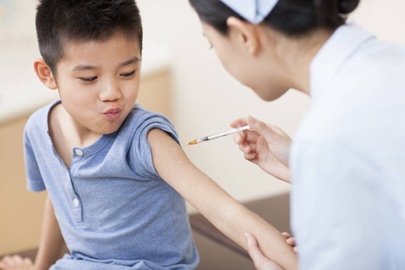 东方人,儿童,成年人,两个人,医生,病人,护士,医院,站,笑,微笑,露齿笑,横图,室内,白天,侧面,工作服,制服,快乐,幸福,纯洁,热情,安全,技术,床,北京,中国,亚洲,握,准备,正装,检查,药剂,床单,防护,休闲装,被子,现代,小孩,病床,医疗用品,药品,站着,医护人员,医疗人员,职业,表情,可爱,亲密,童年,童趣,治疗,服务,握着,注射,摄影,技巧,保护,害怕,幽默,支撑,药物,体检,医疗,疾病,注射器,护士帽,被单,享乐,恐怖,关爱,痛苦,手艺,医疗器械,保险,预防,童真,东亚,烂漫,无邪,陪同,医疗机构,注射剂,可靠,工作制服,责任,贡献,技能,技艺,陪伴,平安,天真,信任,注射液,男孩,男人,男性,年轻女性,女人,女性,亚洲人,中国人,孩子,年轻人,大夫,站立,坐着,半身,彩图,工作套服,欢乐,病院,诊所,护理床,医疗床,妙技,男生,本领,门诊部,考场,接种疫苗,体格检查,伴随,bj175