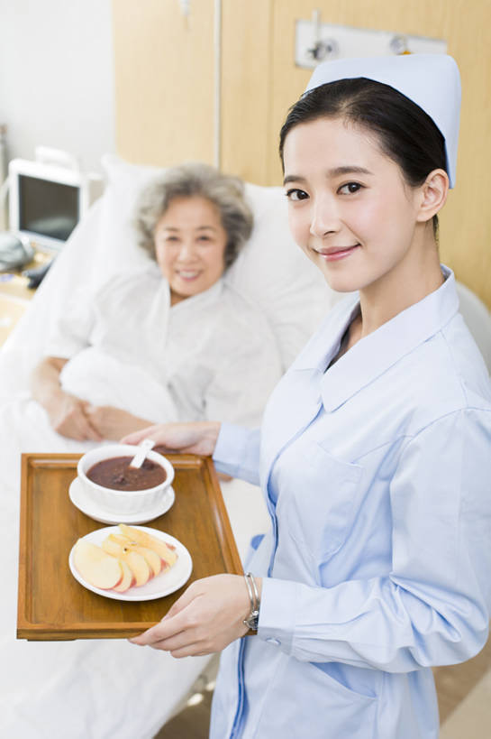 护士给病人准备食物