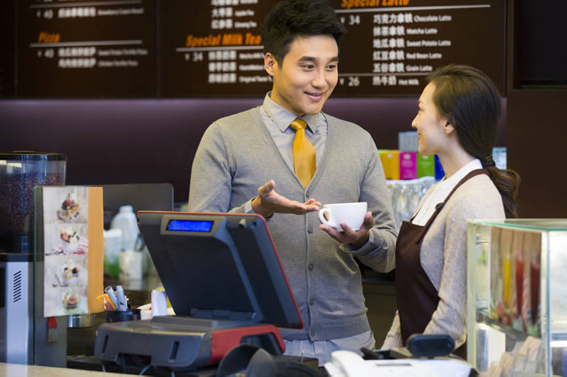 东方人,成年人,中年人,两个人,服务员,商店,笑,微笑,露齿笑,横图,室内,侧面,讨论,快乐,幸福,热情,信心,北京,中国,亚洲,围裙,食品,咖啡杯,饮品,休闲装,饮食,菜单,食物,饮料,站着,收银员,职业,面对面,亲密,服务,摄影,收银台,领导,经理,可口,收银机,咖啡店,合伙,东亚,陪同,适口,陪伴,店主,企业家,把握,男人,男性,年轻女性,女人,女性,中年男性,亚洲人,中国人,年轻人,服务生,侍者,售货员,说话,半身,彩图,咖啡馆,掌控,伴随,bj175