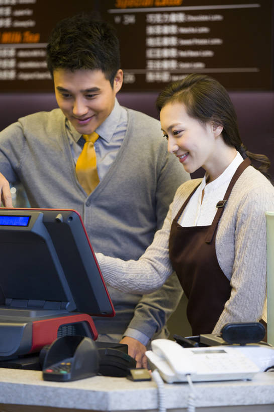 东方人,成年人,中年人,两个人,服务员,商店,笑,微笑,露齿笑,竖图,室内,正面,快乐,幸福,热情,信心,北京,中国,亚洲,工作,围裙,食品,饮品,休闲装,饮食,菜单,食物,饮料,站着,收银员,职业,亲密,服务,摄影,收银台,领导,经理,可口,收银机,咖啡店,合伙,东亚,陪同,适口,陪伴,店主,企业家,把握,男人,男性,年轻女性,女人,女性,中年男性,亚洲人,中国人,年轻人,服务生,侍者,售货员,半身,彩图,咖啡馆,掌控,伴随,bj175