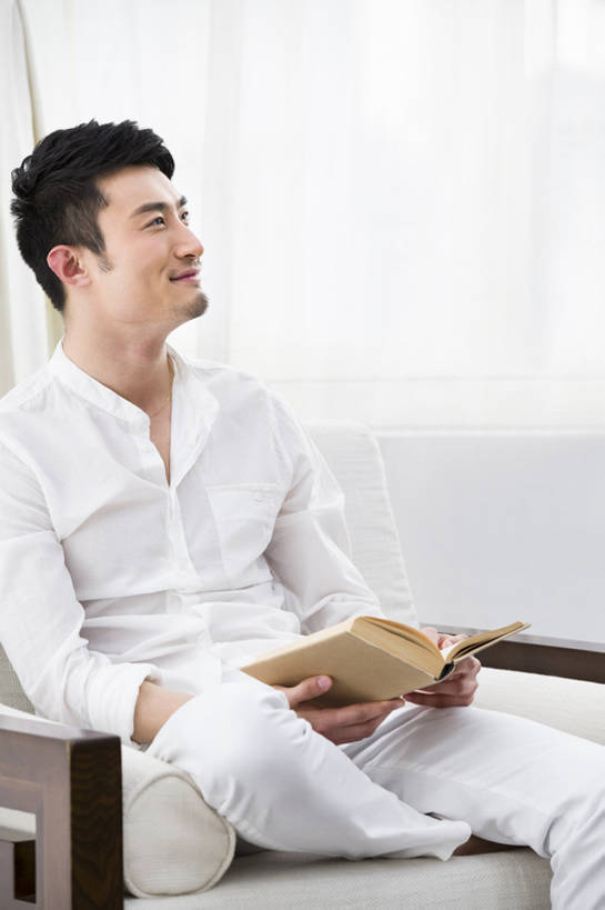东方人,成年人,一个人,家,客厅,微笑,竖图,室内,留白,侧面,衬衫,时尚,快乐,满意,幸福,窗户,窗帘,家具,沙发,北京,中国,亚洲,仅一个男性,仅一个人,一排,握,整齐,木制,房屋,公寓,注视,休闲装,干净,座位,排列,仅一个年轻男性,白色,观察,看,休闲,健康,舒服,放松,活力,乐趣,想,读,握着,财富,摄影,生活方式,观看,察看,起居室,酷,舒适,扶手椅,享乐,队列,关注,中国文化,房地产,古典风格,东亚,无忧无虑,男人,男性,年轻男性,亚洲人,中国人,年轻人,书,休闲活动,坐着,彩图,欢乐,上层阶级,bj175