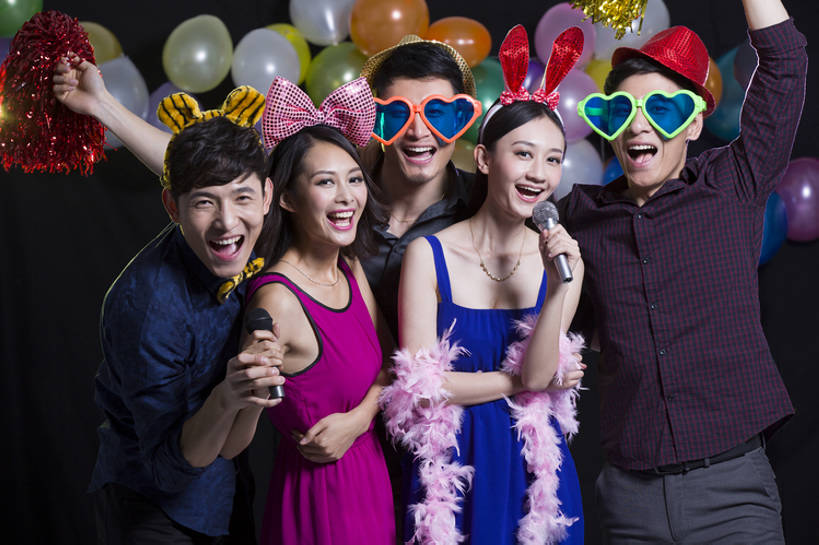 东方人,成年人,中年人,笑,微笑,露齿笑,横图,彩色,正面,奢侈,时尚,夜生活,快乐,兴奋,友谊,幸福,热情,帽子,北京,中国,狂欢节,亚洲,五个人,黑色背景,欢呼,庆祝,面具,眼镜,豪华,音乐,注视,休闲装,晚会,现代,刺激,发饰,气球,太阳镜,观察,看,站着,个性,活力,夸张,乐趣,俱乐部,摄影,巨大,庞大,生活方式,道具,观看,五颜六色,ktv包厢,包厢,幽默,唱,华丽,色彩斑斓,察看,麦克风,关注,歌厅,五彩缤纷,包房,东亚,陪同,化妆舞会,五彩斑斓,富丽,ktv包房,华美,宏大,硕大,伟大,陪伴,五光十色,化妆面具,男人,男性,年轻男性,年轻女性,女人,女性,中年男性,亚洲人,中国人,年轻人,半身,彩图,影棚拍摄,装扮,欢乐,卡拉ok,华侈,奢华,伴随,bj175