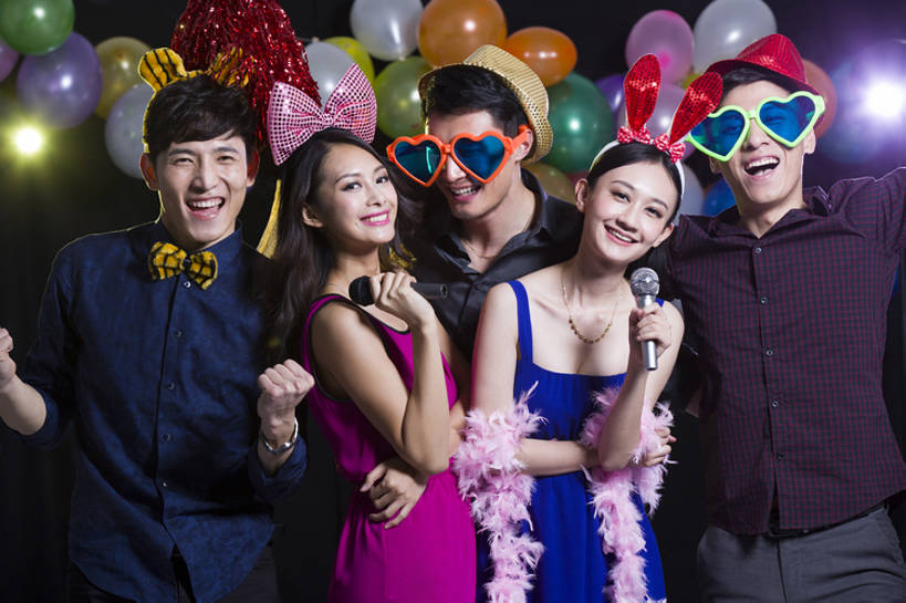 东方人,成年人,中年人,笑,微笑,露齿笑,横图,彩色,正面,奢侈,时尚,夜生活,快乐,兴奋,友谊,幸福,热情,帽子,北京,中国,狂欢节,亚洲,五个人,黑色背景,欢呼,庆祝,面具,眼镜,豪华,音乐,注视,休闲装,晚会,现代,刺激,发饰,气球,太阳镜,观察,看,站着,个性,活力,夸张,乐趣,俱乐部,摄影,巨大,庞大,生活方式,道具,观看,五颜六色,ktv包厢,包厢,幽默,唱,华丽,色彩斑斓,察看,麦克风,关注,歌厅,五彩缤纷,包房,东亚,陪同,化妆舞会,五彩斑斓,富丽,ktv包房,华美,宏大,硕大,伟大,陪伴,五光十色,化妆面具,男人,男性,年轻男性,年轻女性,女人,女性,中年男性,亚洲人,中国人,年轻人,半身,彩图,影棚拍摄,装扮,欢乐,卡拉ok,华侈,奢华,伴随,bj175