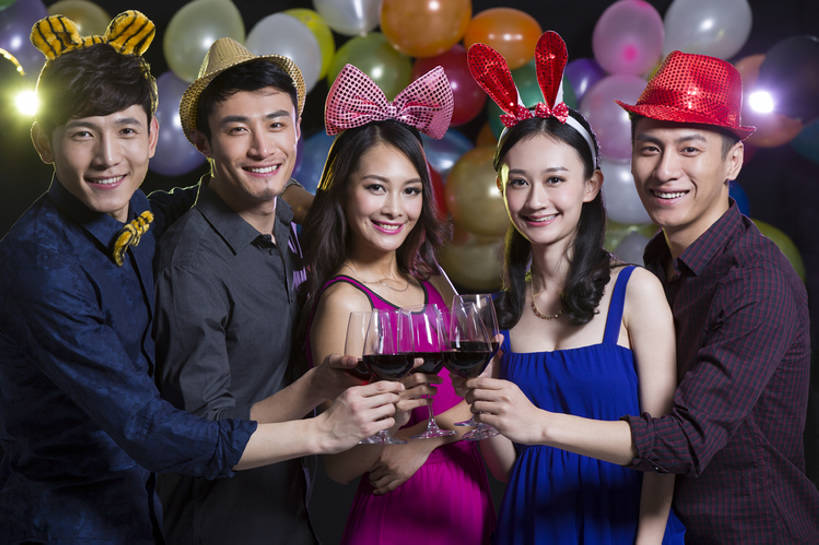 葡萄酒,东方人,成年人,中年人,笑,微笑,露齿笑,横图,彩色,正面,聚会,奢侈,时尚,夜生活,快乐,兴奋,友谊,幸福,纯洁,热情,北京,中国,狂欢节,亚洲,五个人,喝,黑色背景,欢呼,庆祝,酒类,豪华,美丽,注视,休闲装,晚会,现代,刺激,饮料,发饰,气球,观察,看,站着,红葡萄酒,个性,活力,可爱,亲密,童年,童趣,举杯,俱乐部,摄影,生活方式,道具,观看,五颜六色,华丽,色彩斑斓,察看,关注,五彩缤纷,童真,东亚,烂漫,无邪,陪同,化妆舞会,五彩斑斓,富丽,华美,陪伴,五光十色,天真,男人,男性,年轻男性,年轻女性,女人,女性,亚洲人,中国人,年轻人,半身,彩图,影棚拍摄,欢乐,华侈,奢华,伴随,bj175