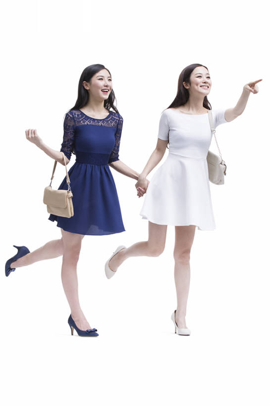 东方人,成年人,两个人,跑,笑,微笑,露齿笑,竖图,留白,抠图,白色背景,正面,购物,时尚,快乐,兴奋,友谊,幸福,纯洁,北京,中国,亚洲,挎包,美丽,注视,方向,现代,刺激,观察,看,休闲,放松,活力,可爱,乐趣,亲密,童年,童趣,摄影,生活方式,观看,惊奇,察看,指着,享乐,关注,肖像,童真,东亚,烂漫,无邪,陪同,陪伴,无忧无虑,天真,年轻女性,女人,女性,亚洲人,中国人,年轻人,休闲活动,步行,手牵手,说话,彩图,全身,影棚拍摄,欢乐,美人,闺密,伴随,bj175