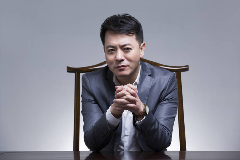 东方人,成年人,中年人,老年人,一个人,商务人士,商务男性,握手,横图,留白,正面,衬衫,西装,商务,骄傲,复古,成功,家具,桌子,椅子,北京,中国,亚洲,仅一个男性,仅一个人,仅一个中年男性,灰色背景,套装,正装,木制,注视,现代,观察,看,财富,摄影,观看,权威,察看,领导,酷,扶手椅,贵族,经理,成就,关注,智力,中国文化,华贵,肖像,商务装,古典风格,工薪阶层,东亚,一套,把握,认真,老年男性,男人,男性,中年男性,亚洲人,中国人,白领,上班族,搀手,拉手,手拉手,手握手,坐着,半身,彩图,影棚拍摄,衬衣,办公室职员,首席执行官,上层阶级,开领,掌控,bj175